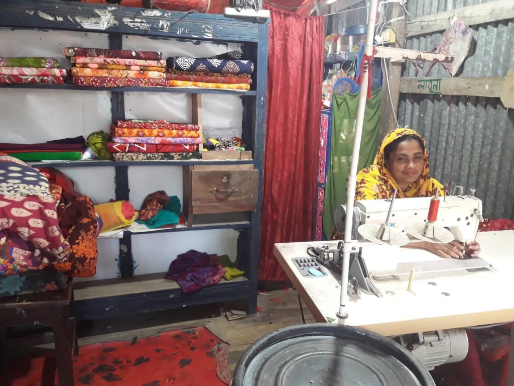 Kohinoor Begum in haar winkel