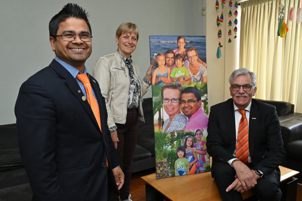 Motalib Wijters met Leny Goijer en Anton de Weerd. Op de foto behalve Motalib Weijters zelf ook Ingrid, zijn inmiddels overleden vrouw, en hun kinderen. © Ed van Alem