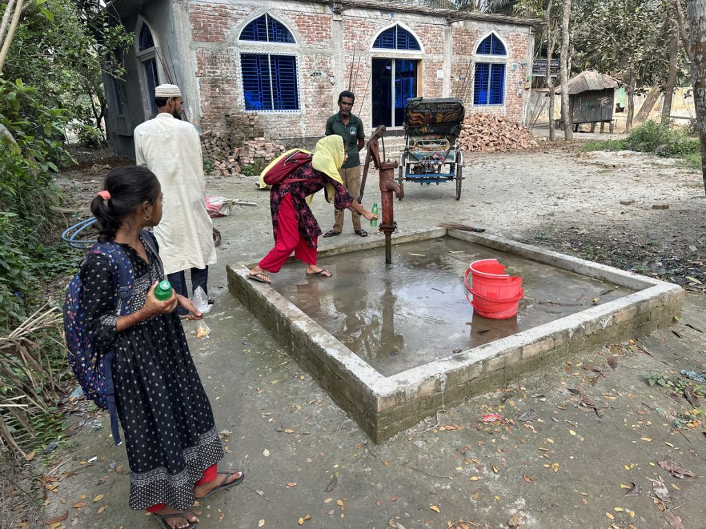 Een van de vijfduizend waterputten die werden geslagen in Bangladesh dankzij de inspanningen van Motalib Weijters. © eigen foto